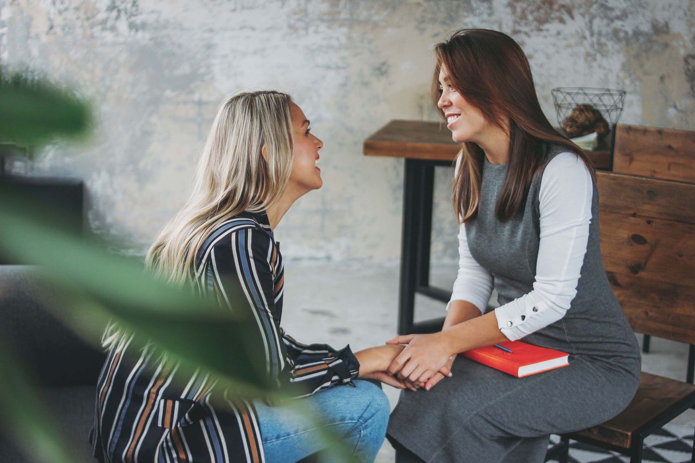 Twee vrouwen in een open gesprek